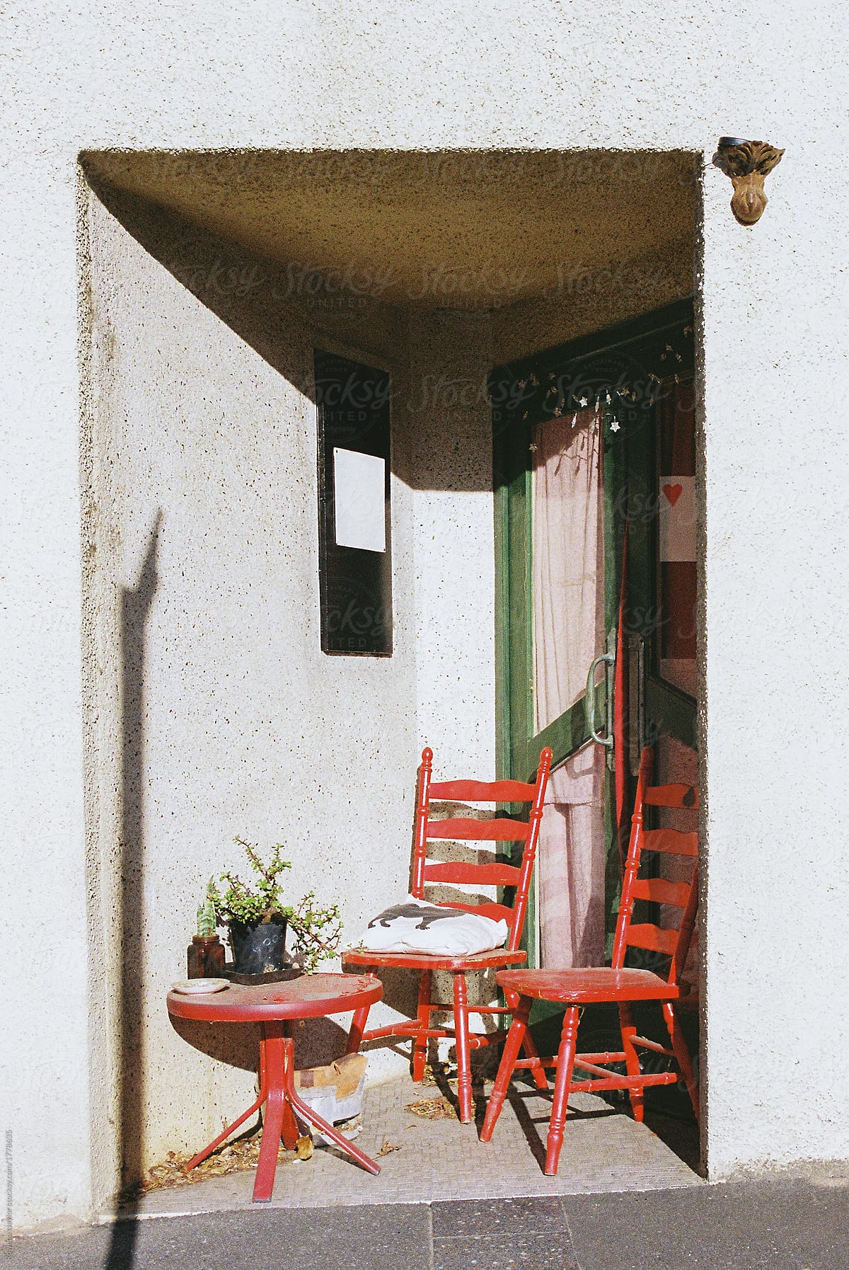 Tiny seating area in sunny courtyard