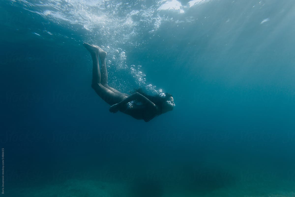 «Woman Diving Into The Deep Blue Sea» del colaborador de Stocksy «Boris ...