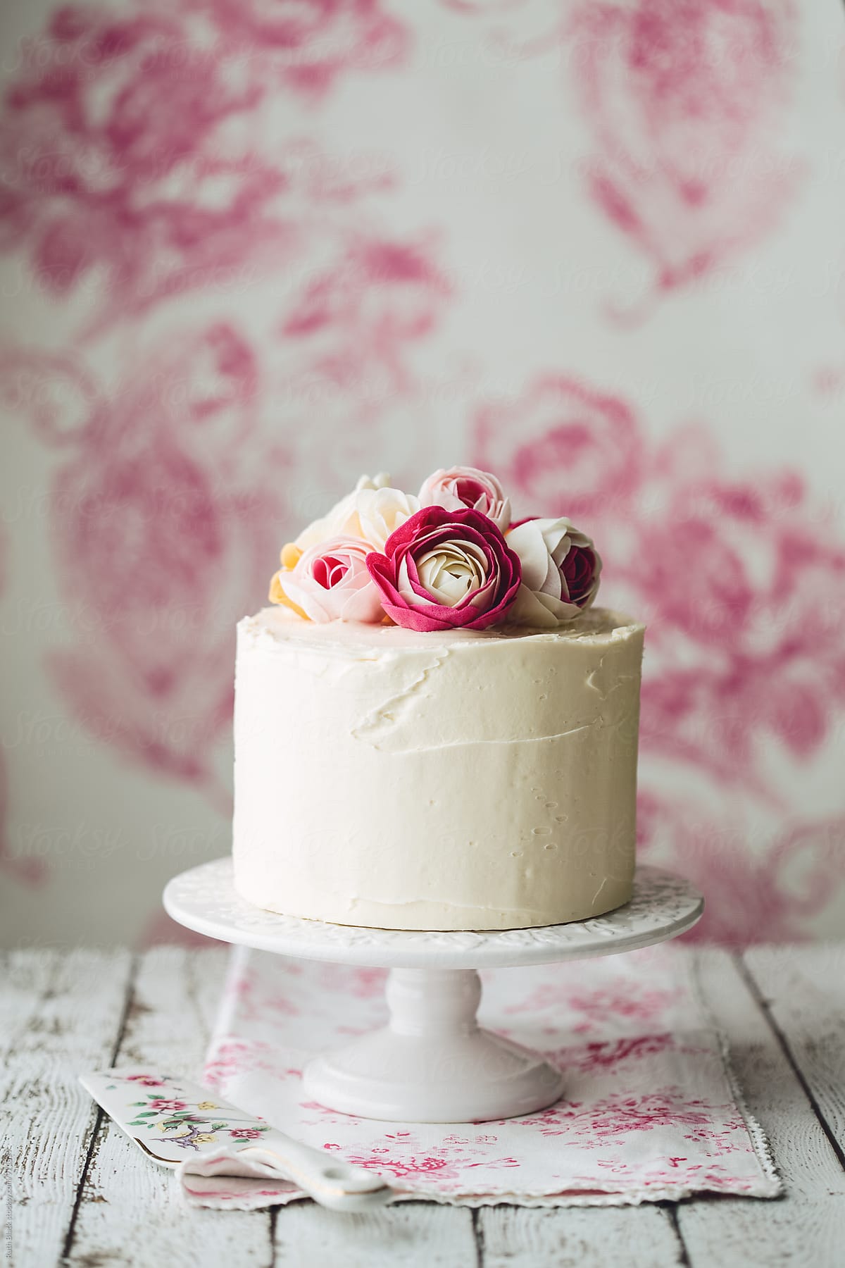 Vintage style cake with roses