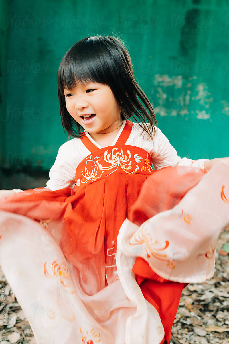 little girls in traditional Chinese clothes