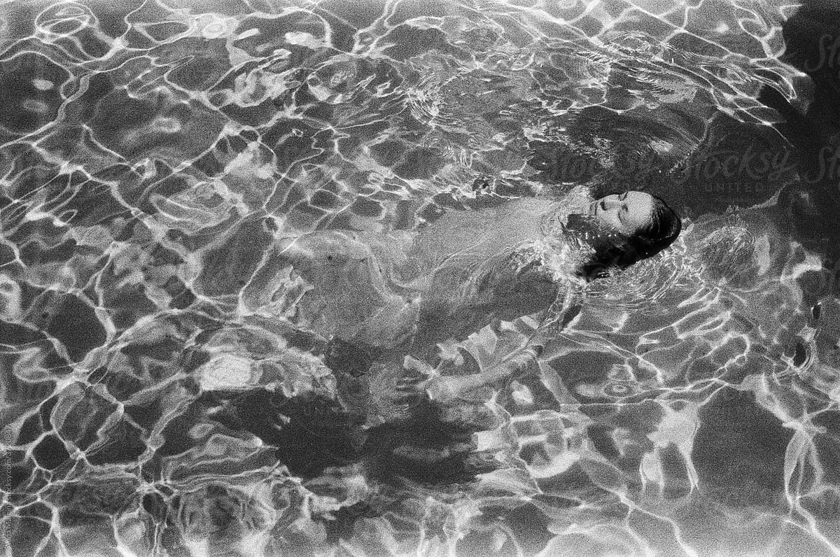 «Relaxed Woman Swimming In A Pool On Vacation» del colaborador de ...
