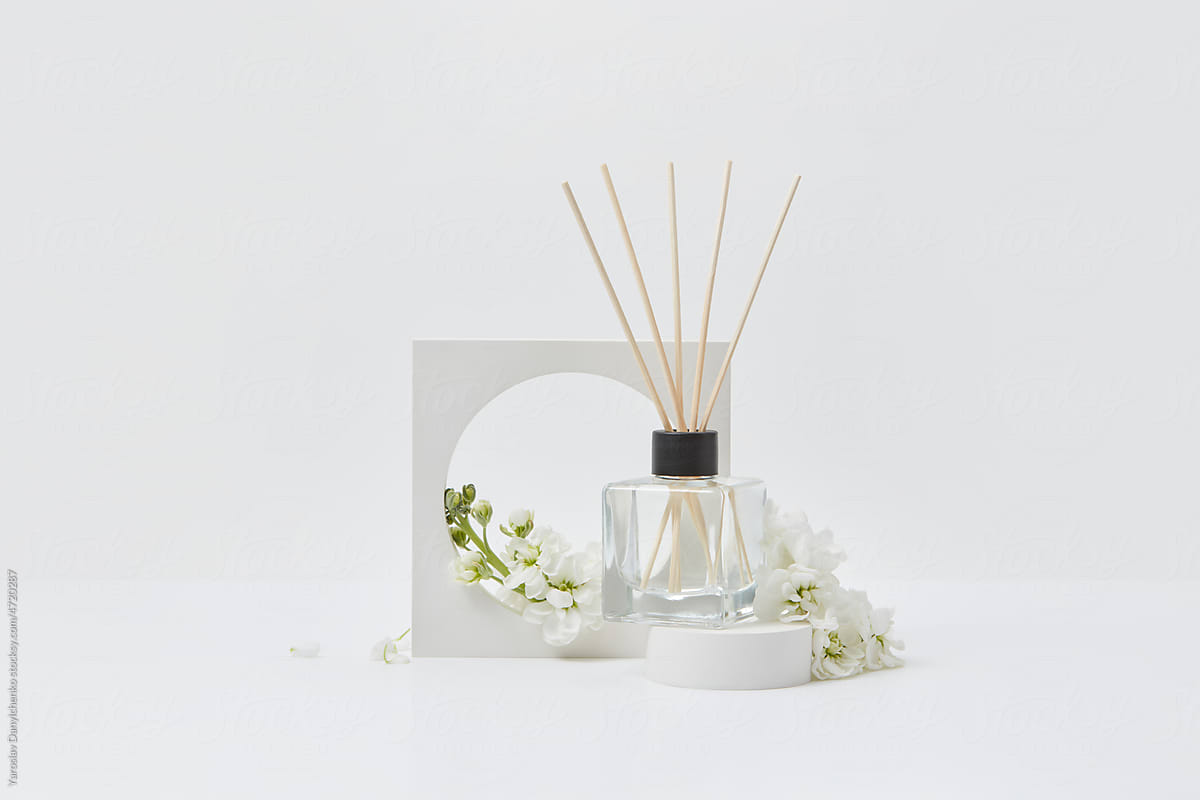 Aroma diffuser with jasmine flowers and clay frame.