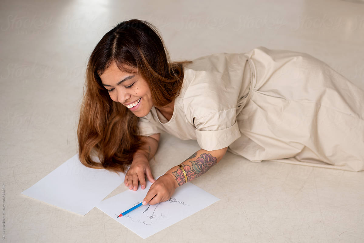 Dwarf woman drawing