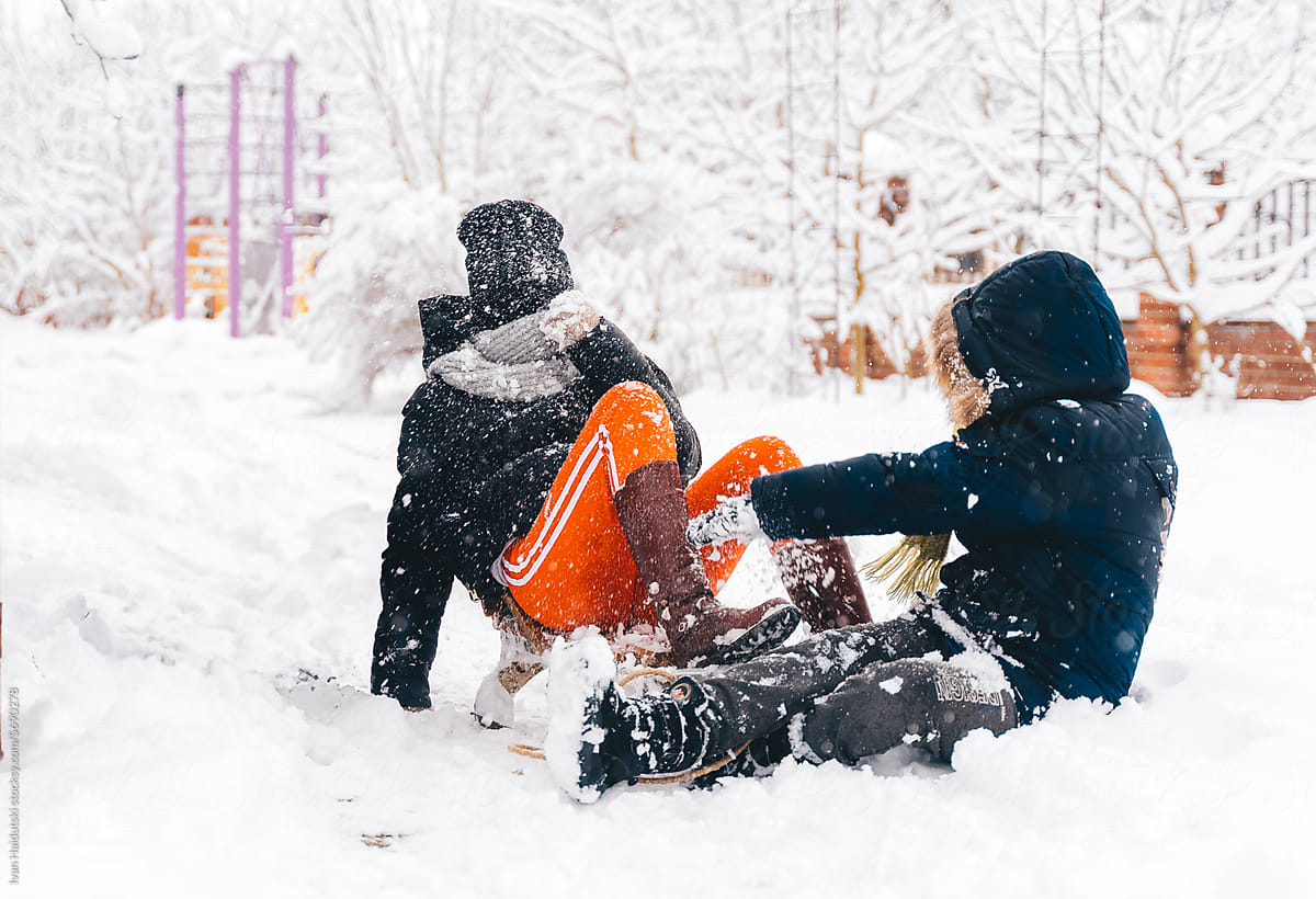 Kids enjoy snowy backyard, playing snowball fight during Christmas