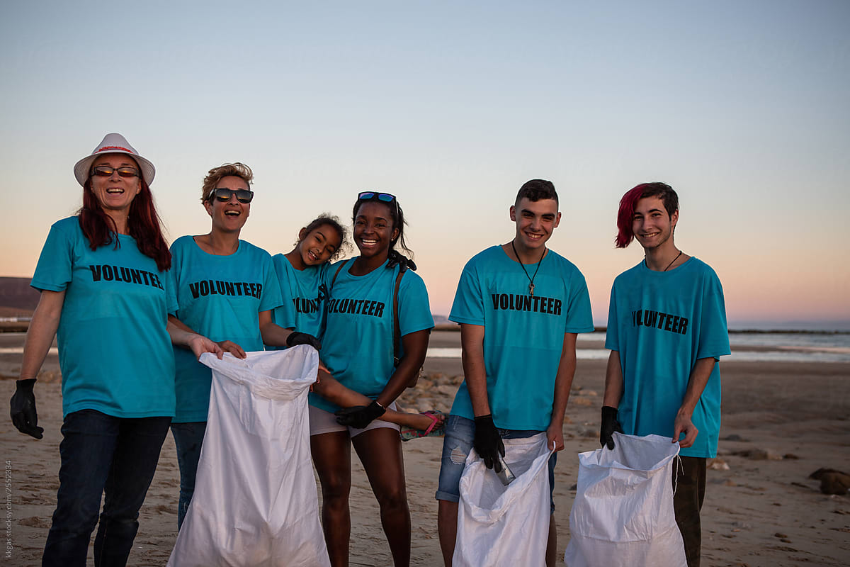Volunteer community beach clean group photo