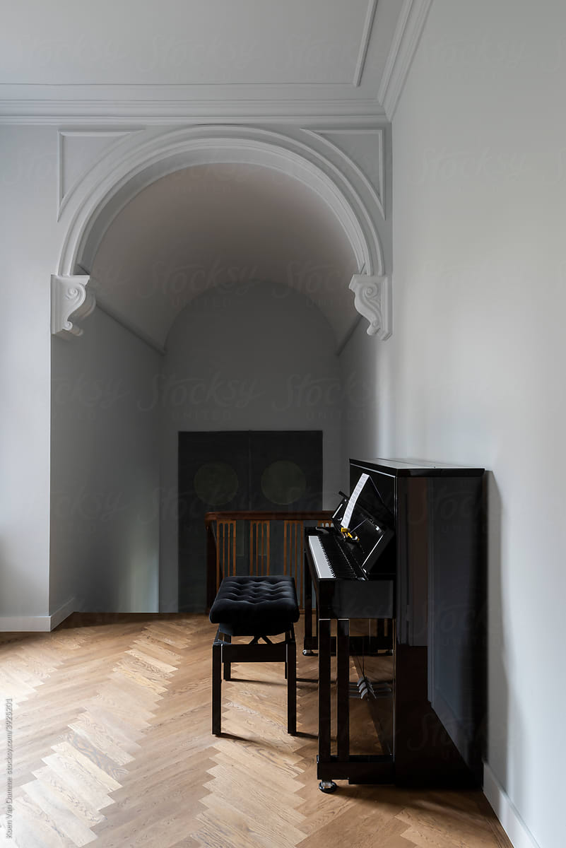 piano in hall