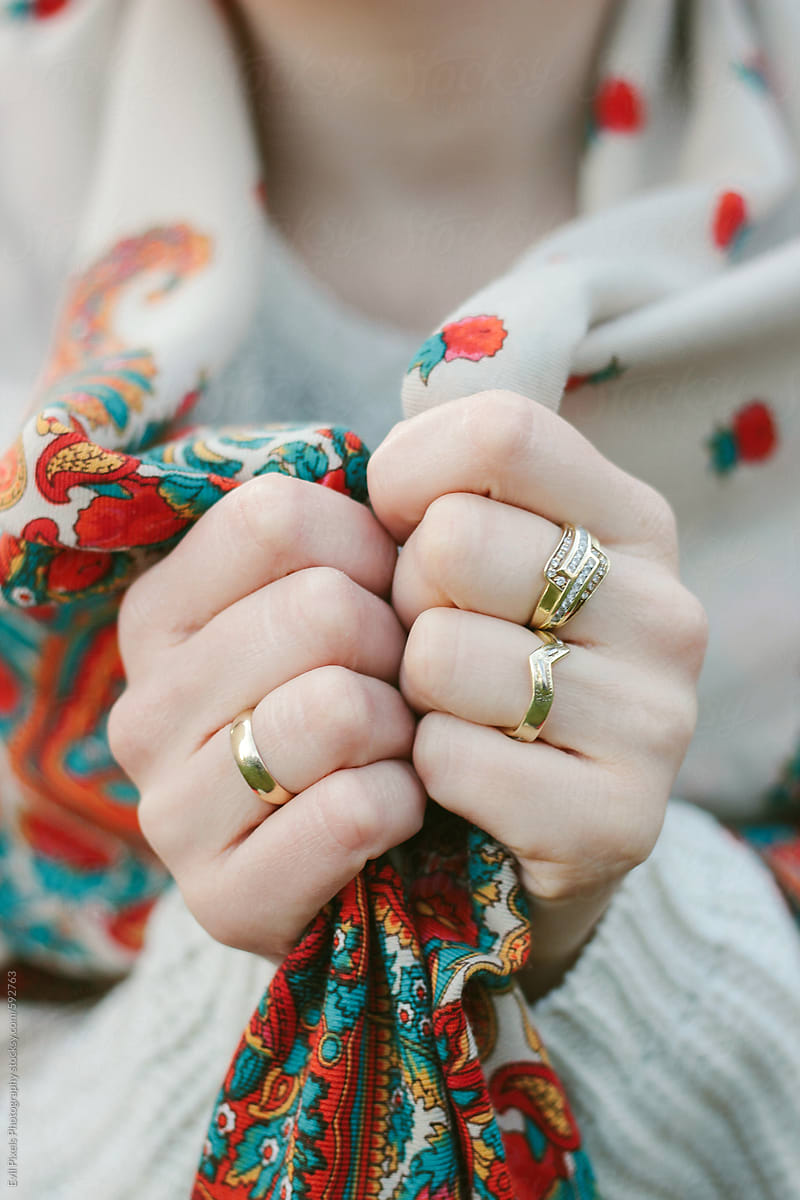 Gold diamond ring on persons hand photo – Free Finger Image on Unsplash