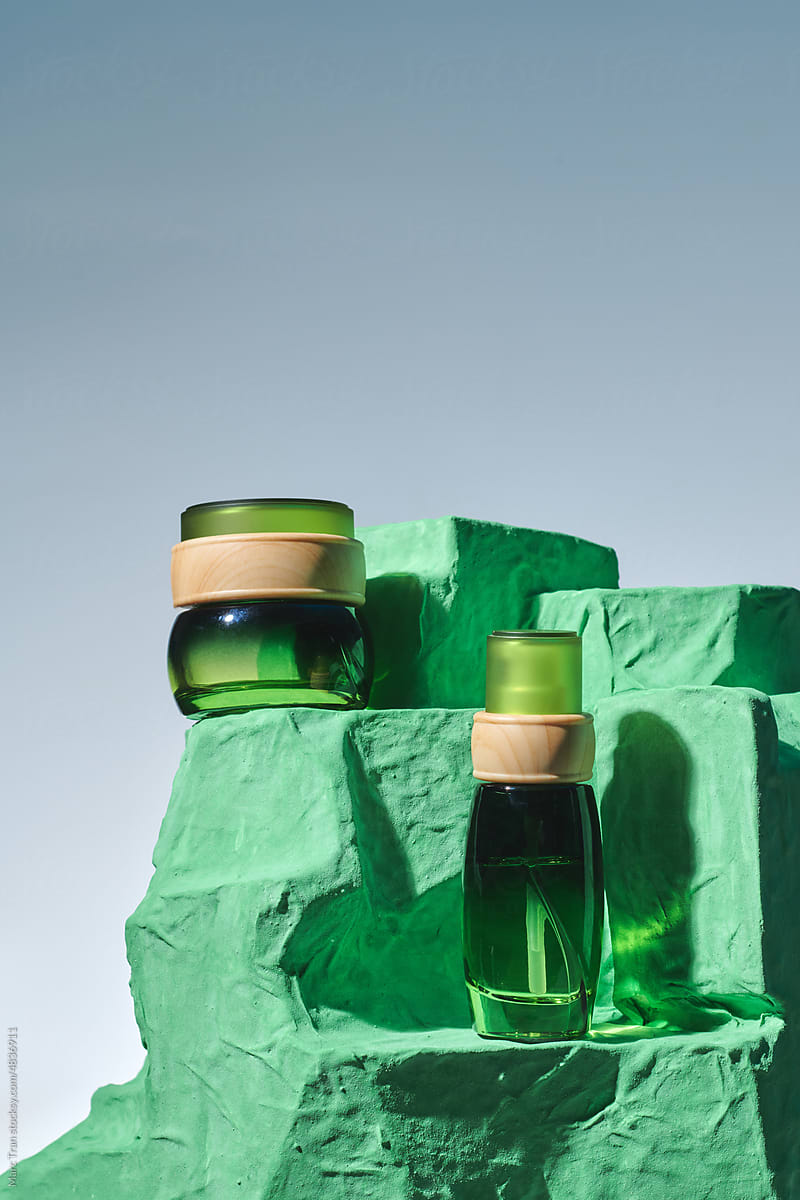 Cosmetic gradient bottle on green podium with gradient