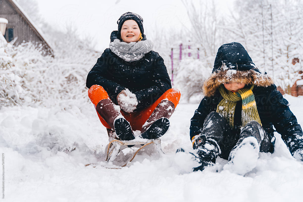 Kids enjoy snowy backyard, playing snowball fight during Christmas