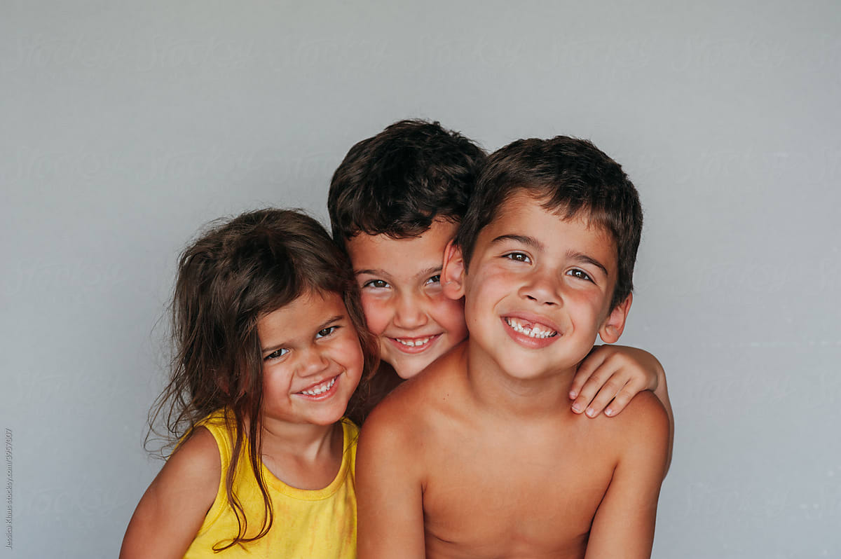 Family portrait of 3 kids.
