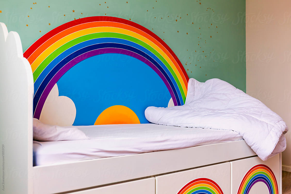 Custom-made child\'s rainbow bed
