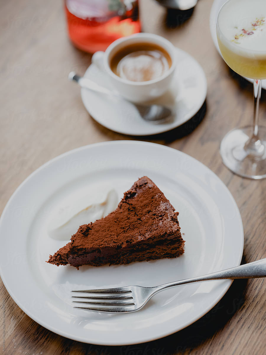 A chocolate tart with drinks