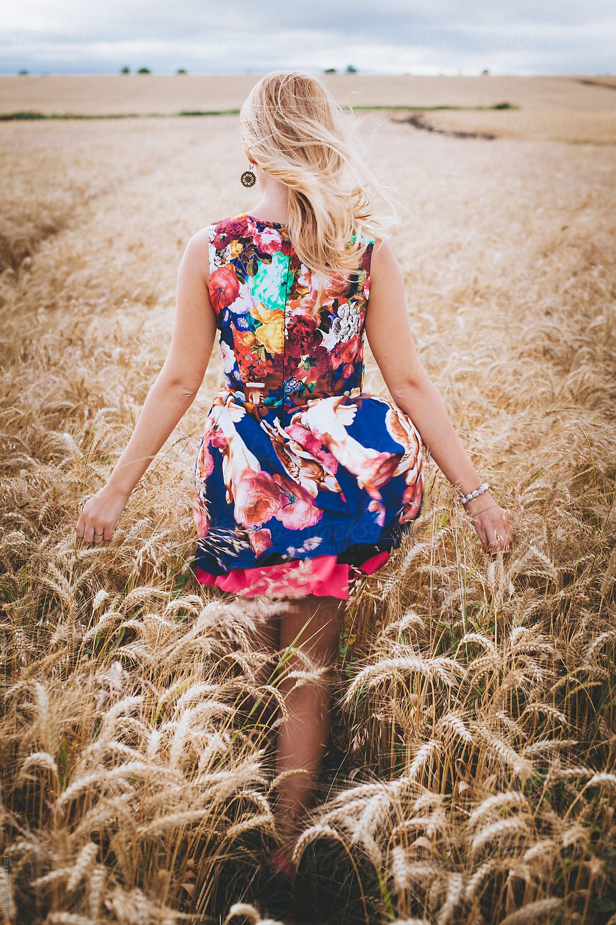 Девочка в пшеничном поле