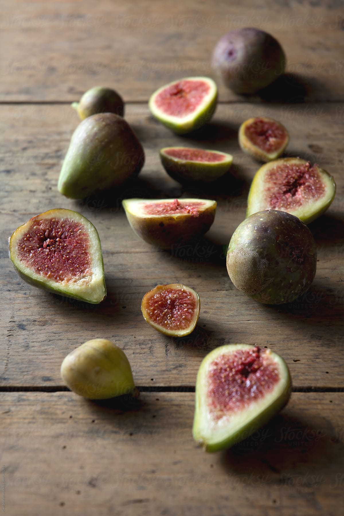 Food: ripe figs on wooden table
