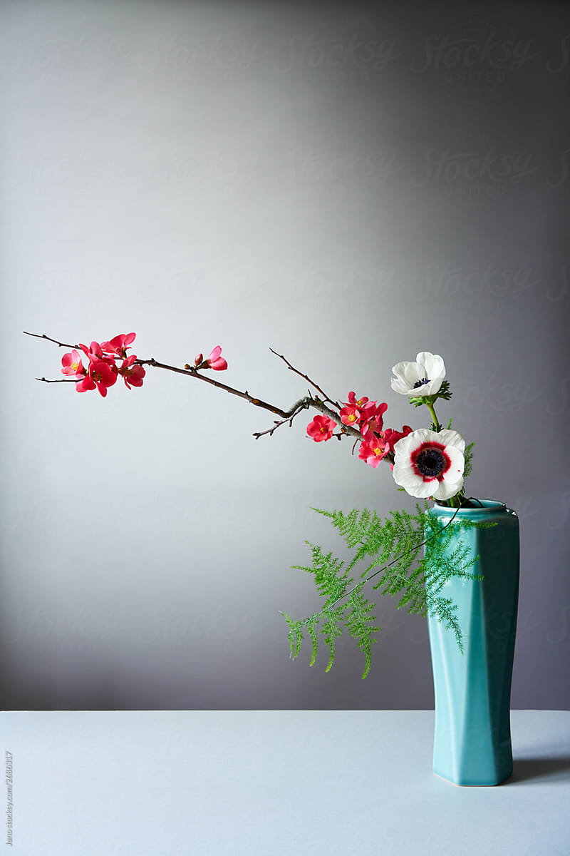 Ikebana minimal flower arrangement
