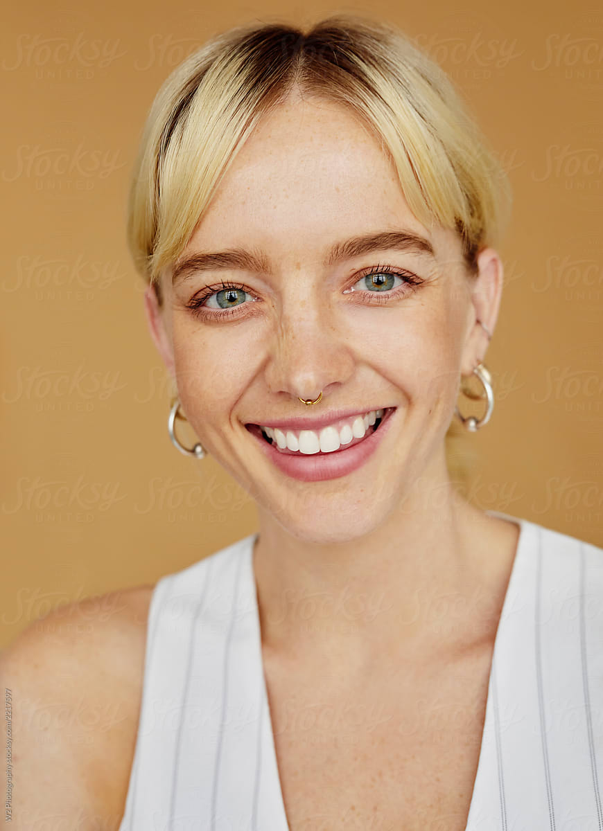 «happy Young Blonde Woman With A Beautiful Smile Del Colaborador De