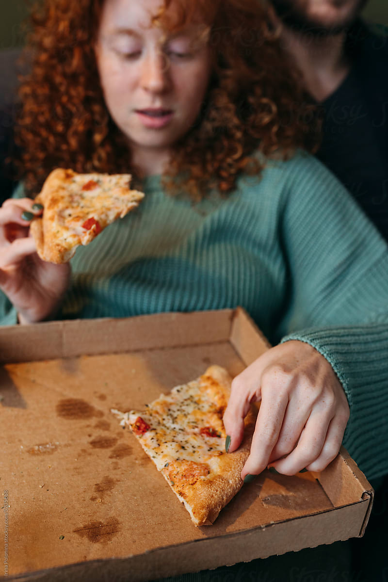 Female eats pizza.