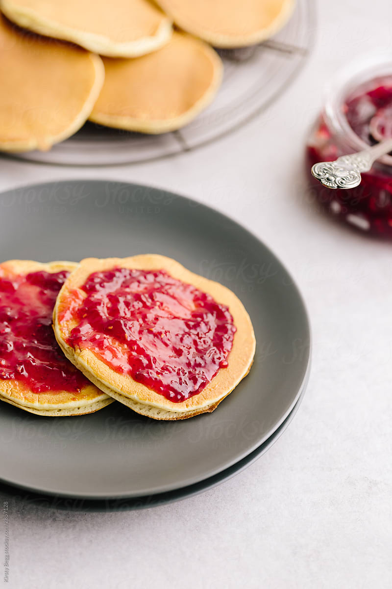 Pikelet drop scone scotch pancake with jam