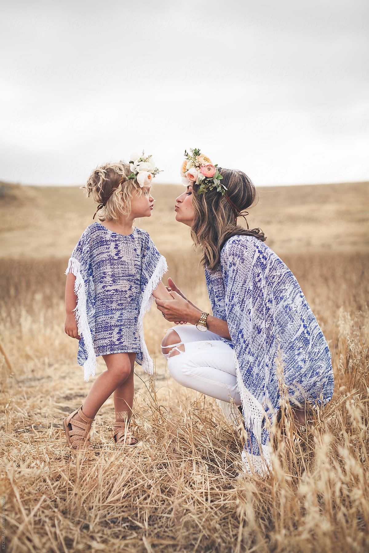 «Boho Mom And Young Daughter» del colaborador de Stocksy «RZCREATIVE ...