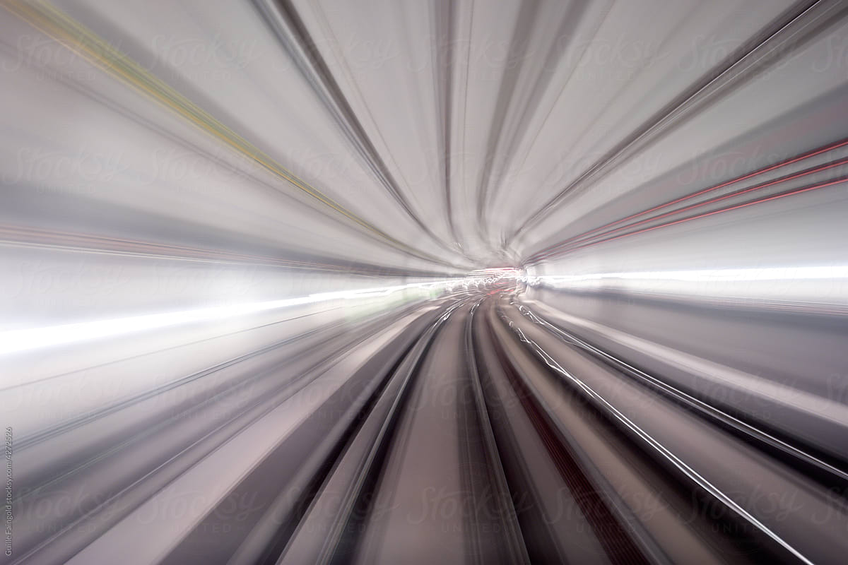 Dynamic tunnel motion in blur
