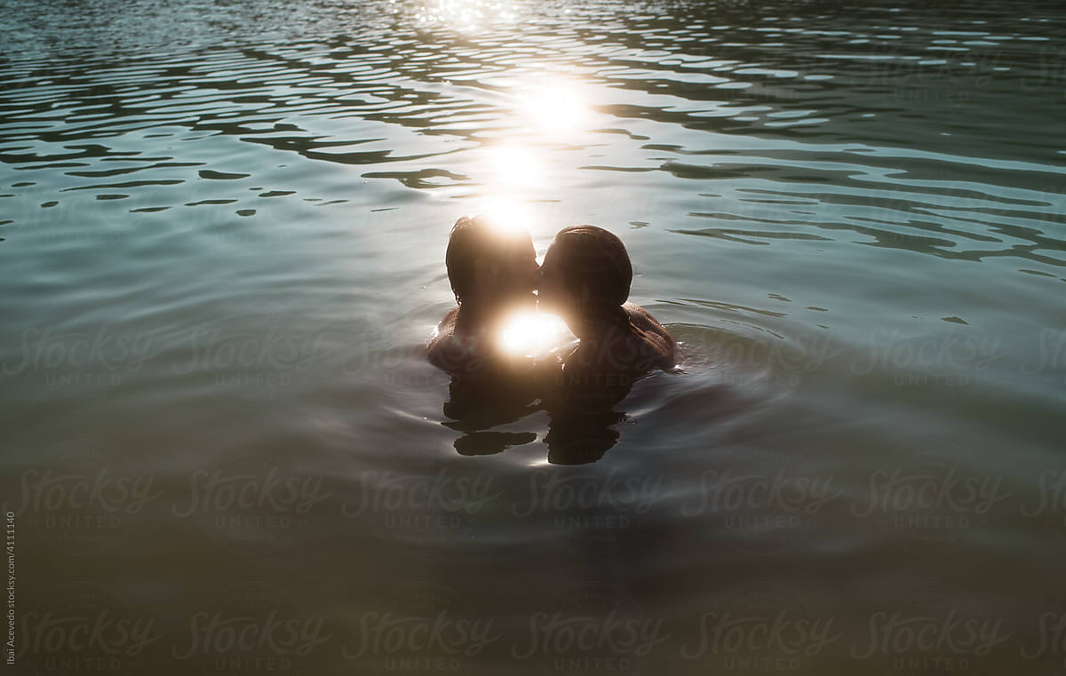 Kiss silhouettes in the water