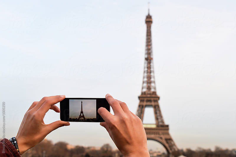 Taking photos with a smartphone to Eiffel Tower from Trocadero