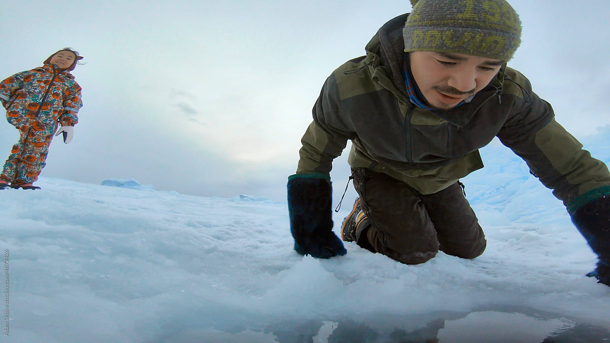Greenlandic winter sea ice: Inuk tradition of sea ice fishing holes