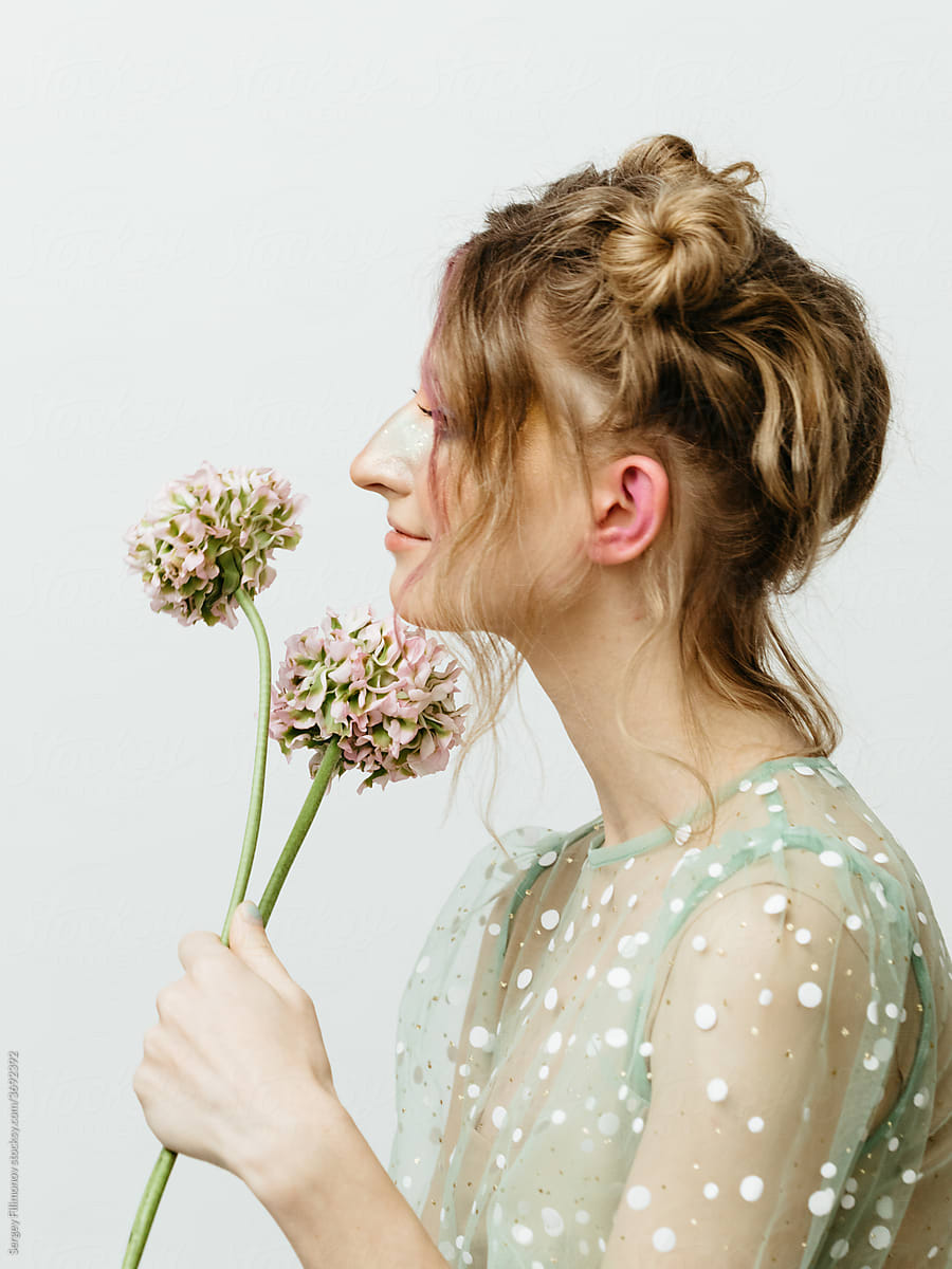 Spring woman portrait with flowers