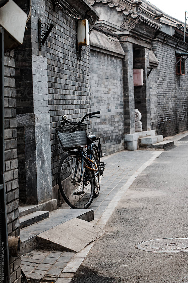 Bicycle in a Beijing hutong