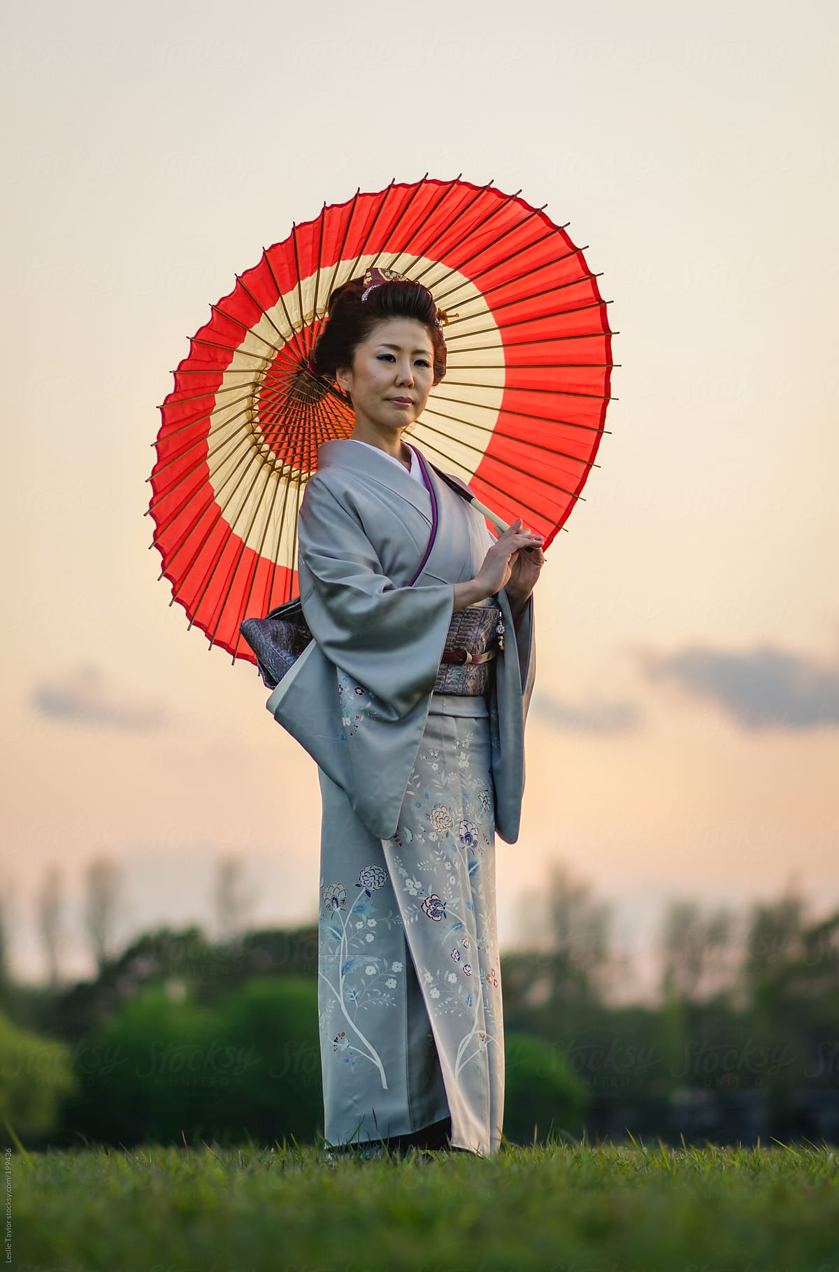 plads Slør Kassér Japanese Woman Wearing Kimono And Holding Traditional Umbrella" by Stocksy  Contributor "Leslie Taylor" - Stocksy