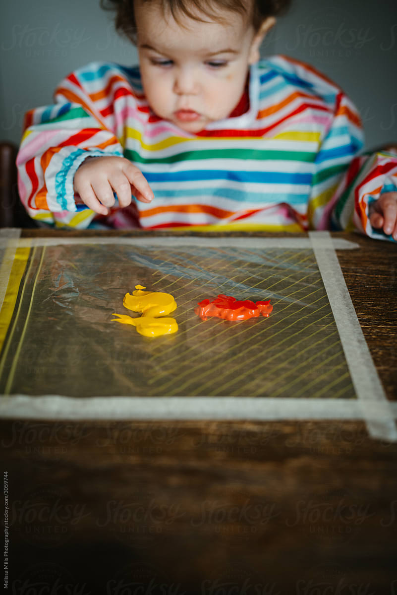 Toddler mess free finger painting with plastic bag (sensory play)