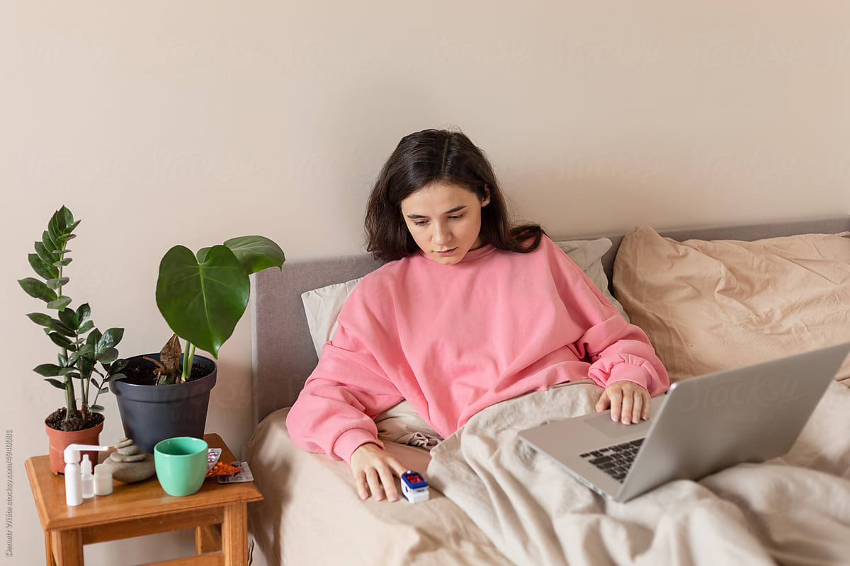 girl lying in bed with laptop