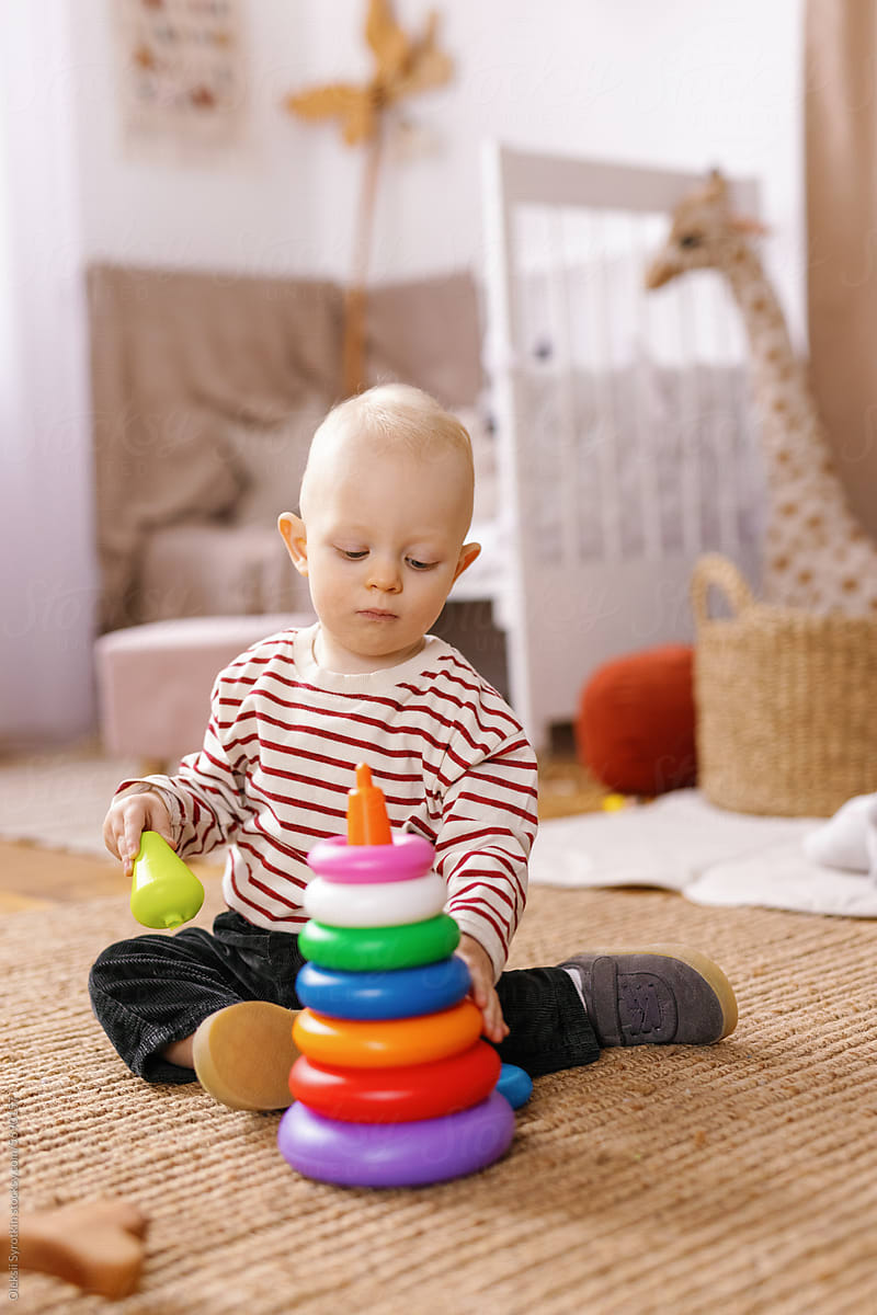 Toddler play alone development toy explore interest mastering