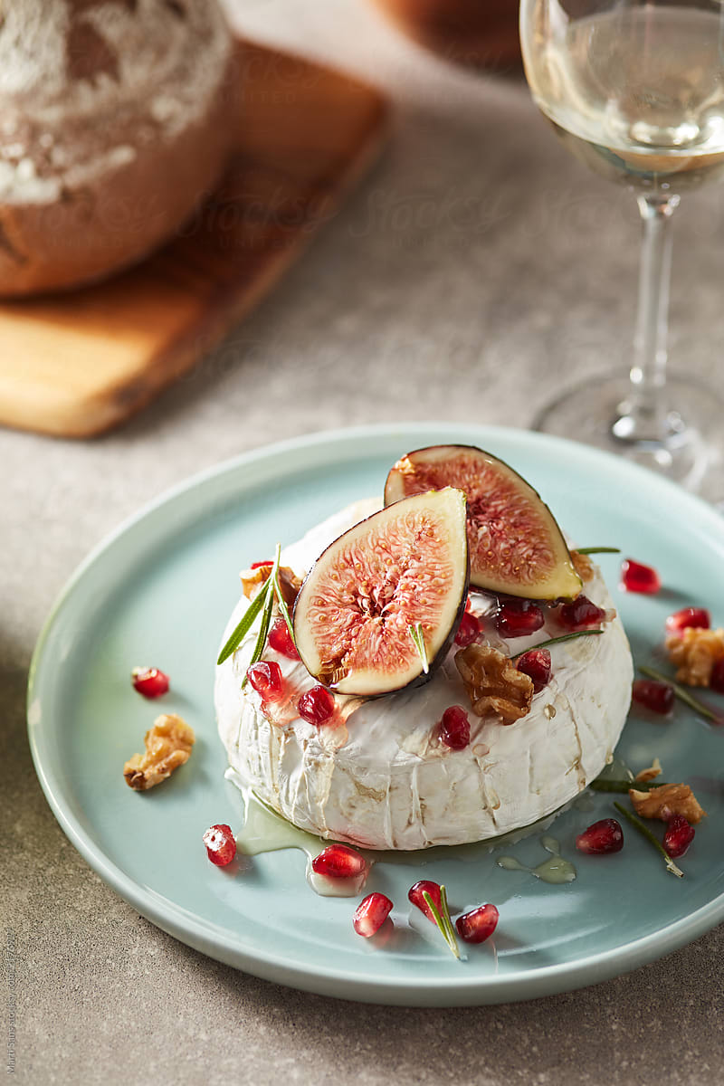 Fig and cheese appetizer on blue plate.