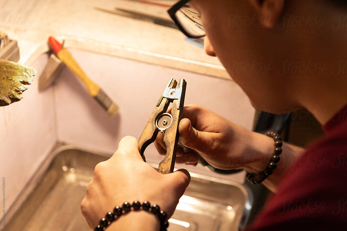 Crop craftsman polishing ring with tool