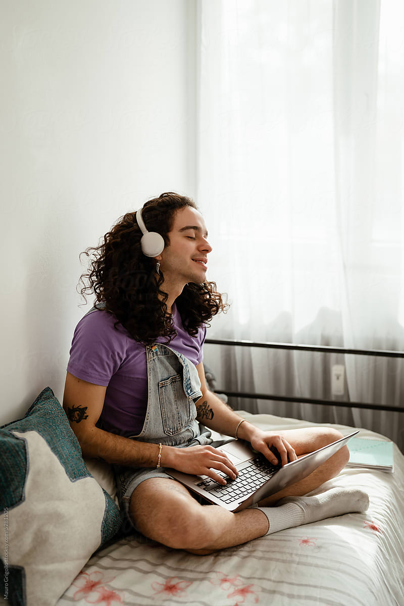 Man listening to a podcast from his laptop