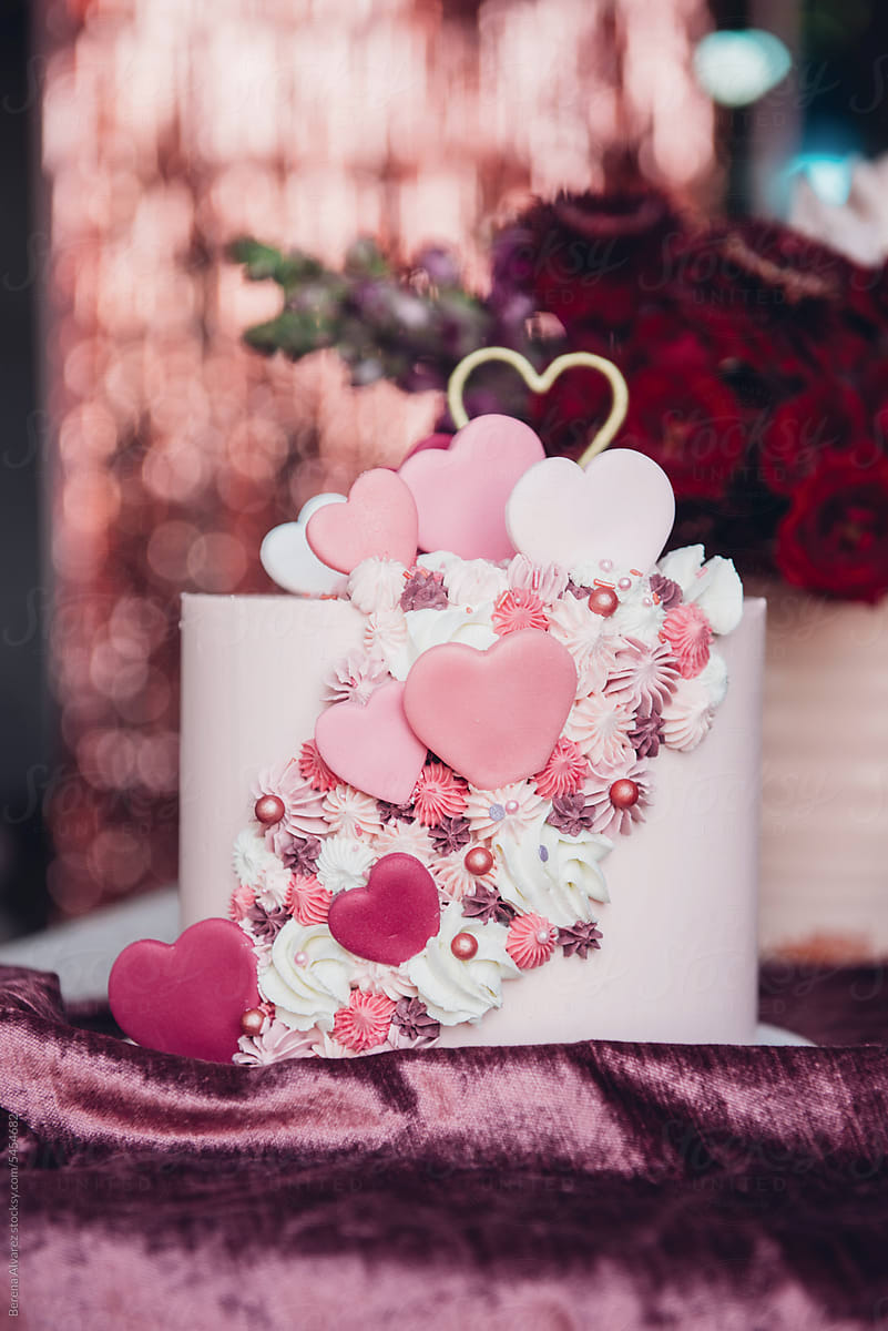 pink hearts cake for valentine\'s day