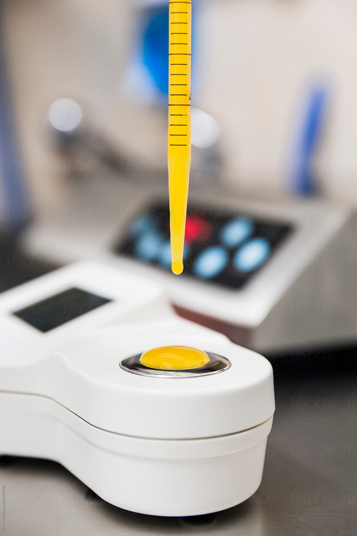 Scientific brix test on yellow liquid performed on a refractometer