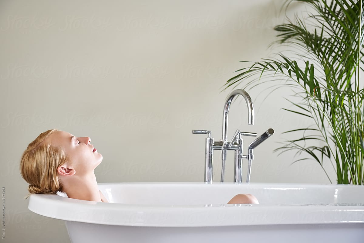 Beautiful Woman Relaxing In Bathtub At Luxury Spa Del Colaborador De