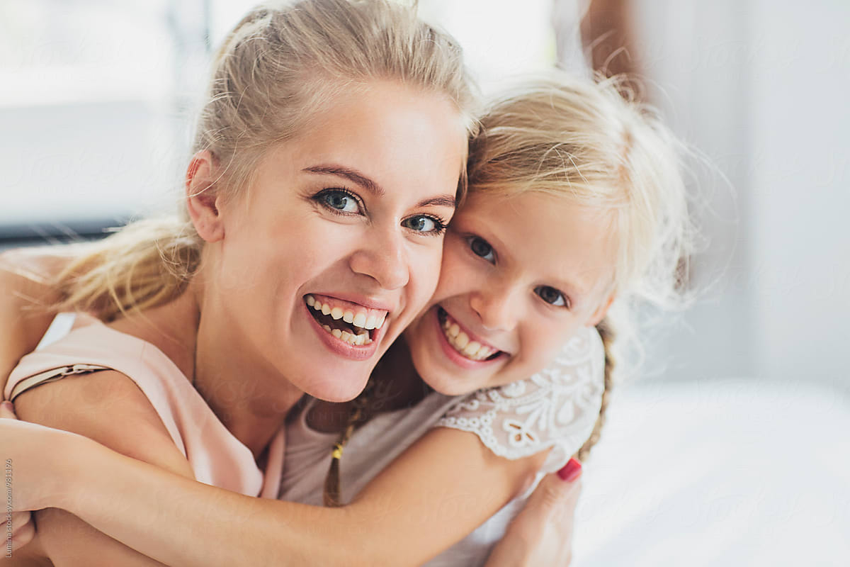 Happy Mother Hugging Her Daughter Del Colaborador De Stocksy Lumina Stocksy 