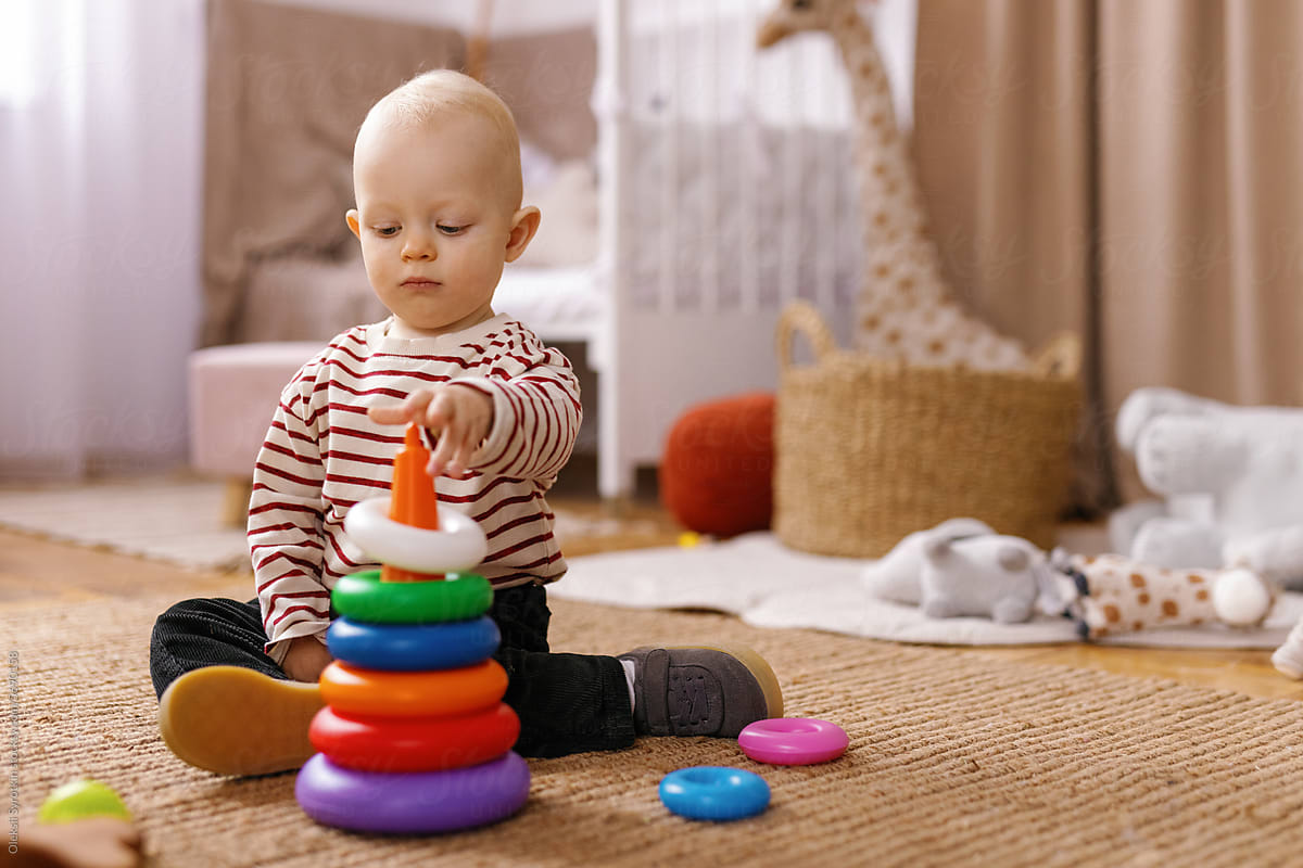 Child play alone bedroom toy development explore interest mastering