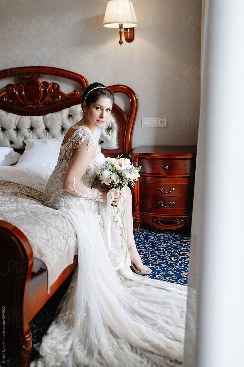 Bride appearance bouquet bedroom