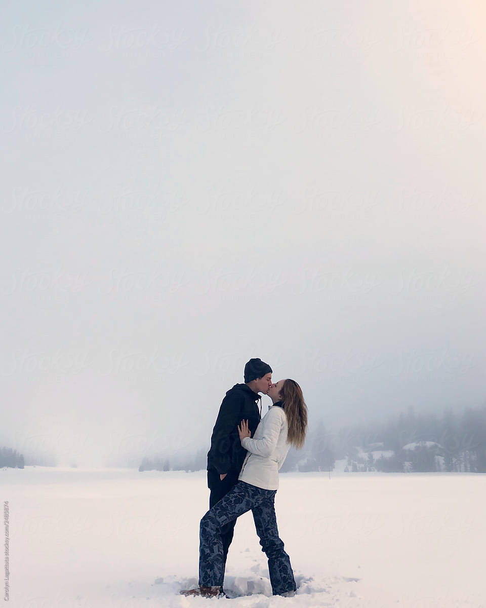 «teenage Couple Kissing In The Snow Del Colaborador De Stocksy