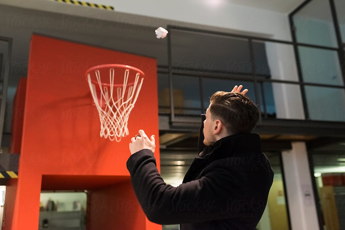 paper ball throwing game