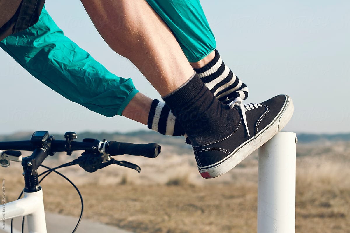 «Young Man Doing His Shoelaces During A Bike Ride» del colaborador de ...