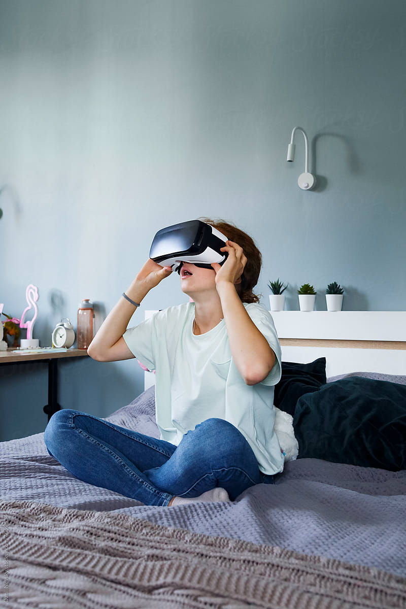 Amazed girl exploring virtual reality