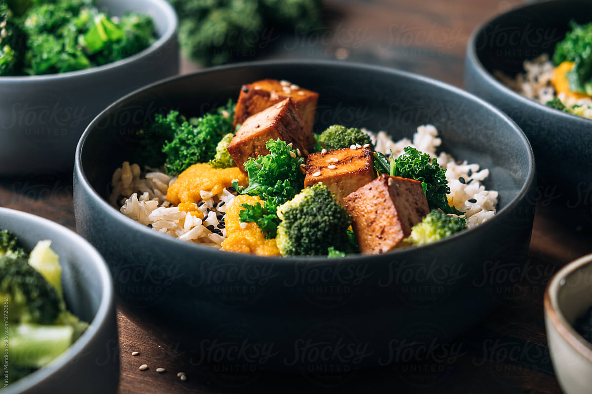 Basmati with marinated tofu, broccoli, kale and carrot sauce