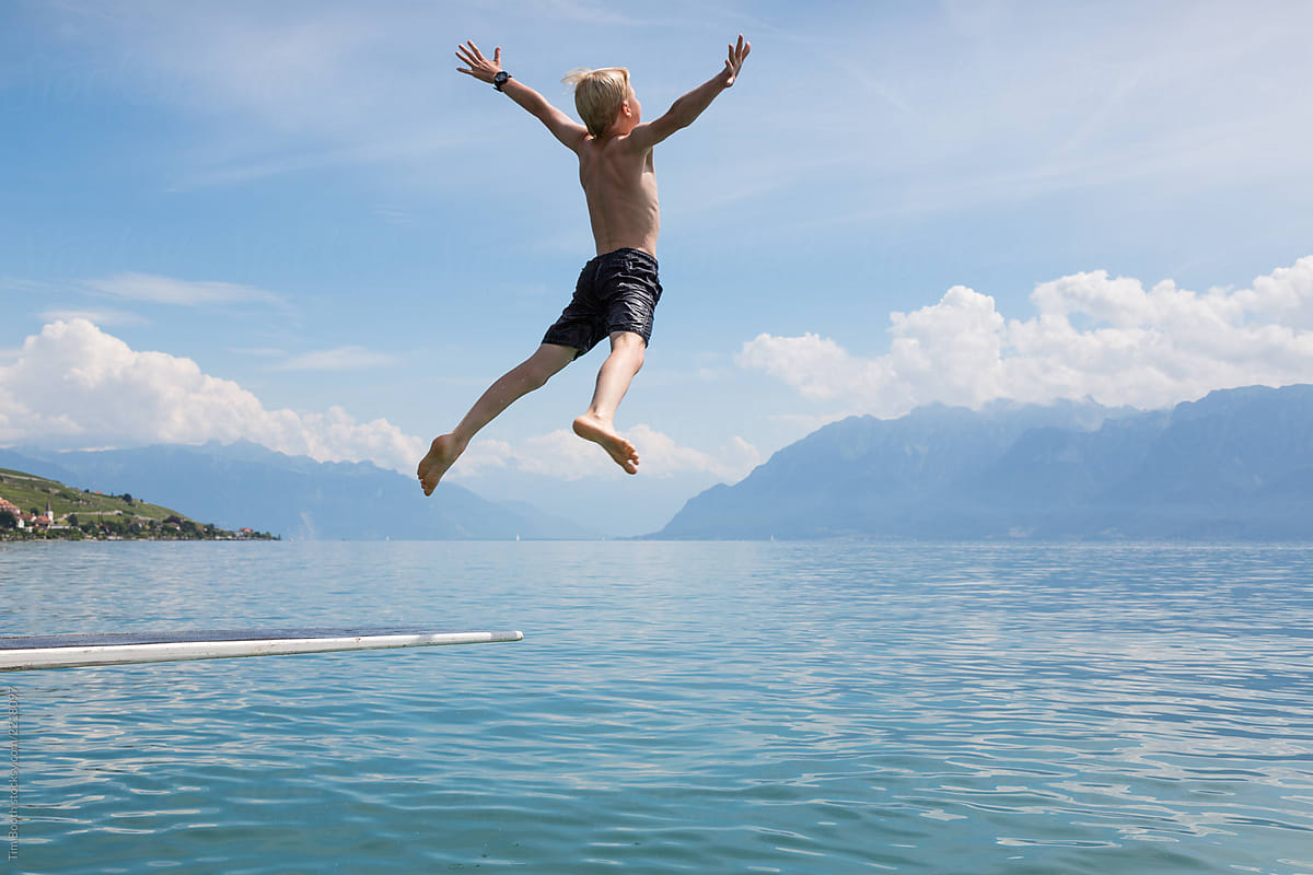 A boy star jumping of a diving board