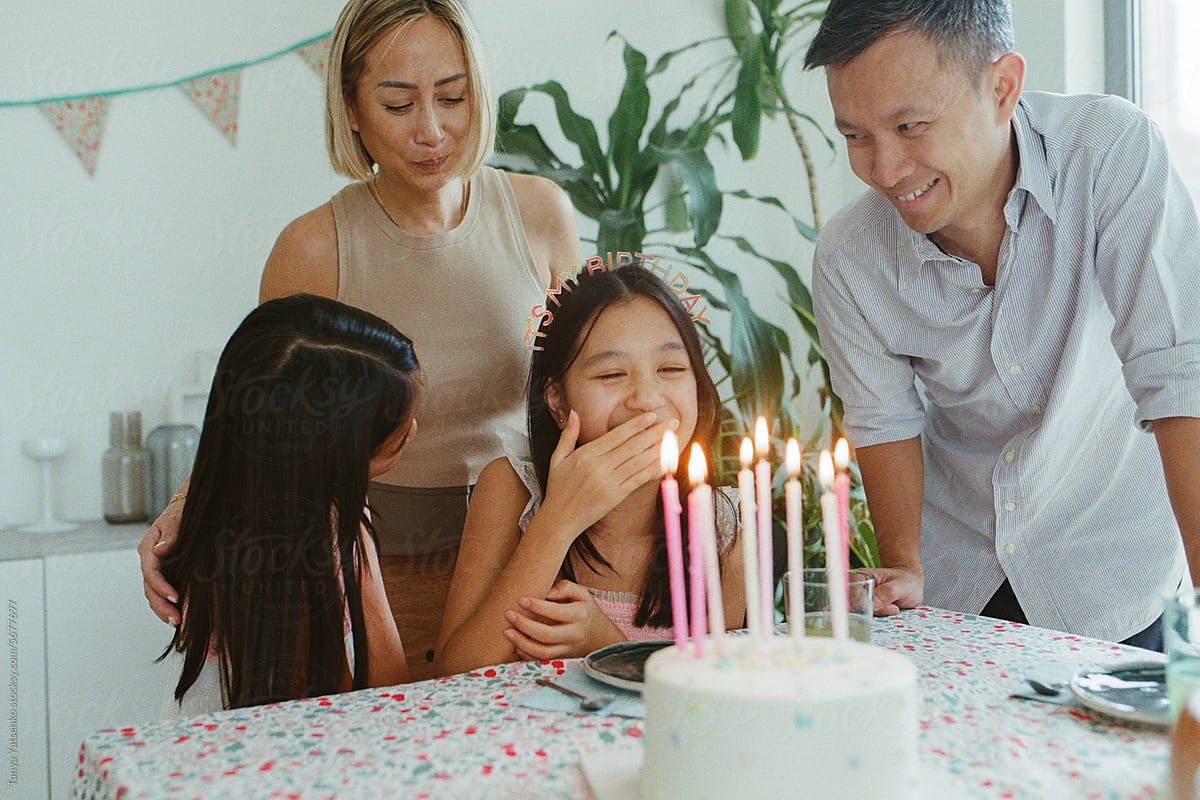 A family celebrating daughter\'s birthday at home