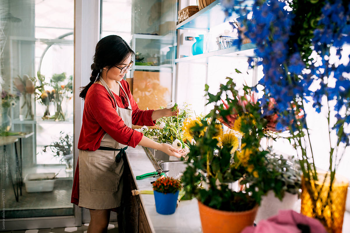 Florist Working In A Flower Shop Del Colaborador De Stocksy Lumina